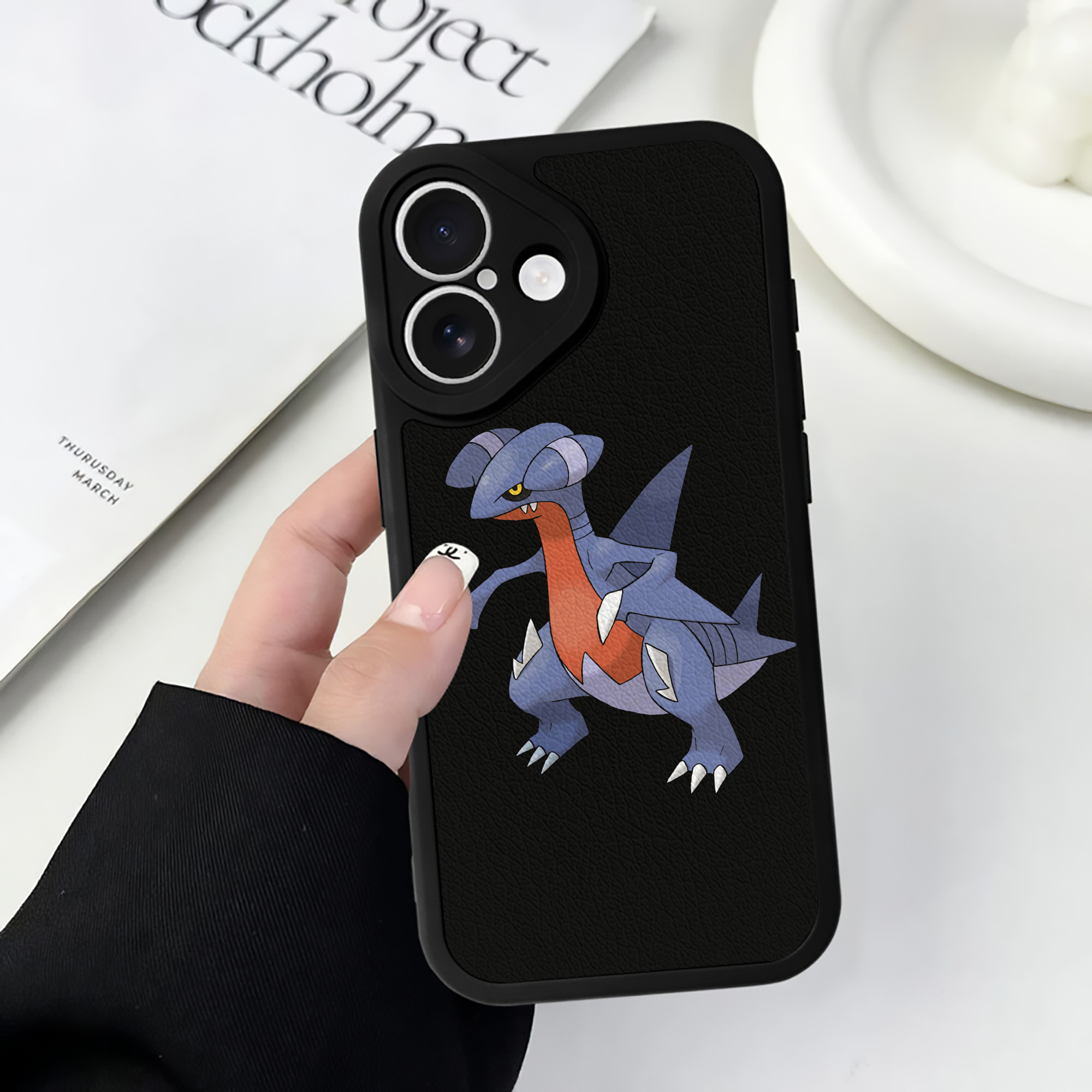（画像用） ポケットモンスター Pokémon 【iPhone 16シリーズ対応】シリコンスマホケース（レザー調） 材質：シリコン